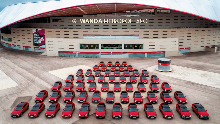 Ποδοσφαιρική ομάδα πήρε 50 Hyundai όλα σε κόκκινο χρώμα Ποδοσφαιρική ομάδα πήρε 50 Hyundai όλα σε κόκκινο χρώμα